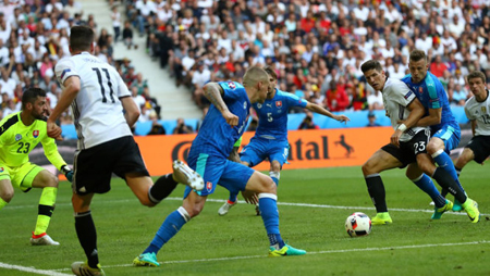 Tình huống Julian Draxler (số 11) chuyền bóng cho Gomez nâng tỉ số lên 2-0.